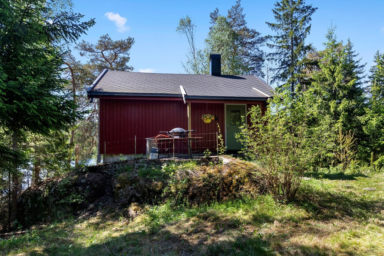 Ved inngangspartiet er det en platting på 3 m² i betongkonstruksjon. Galleribilde
