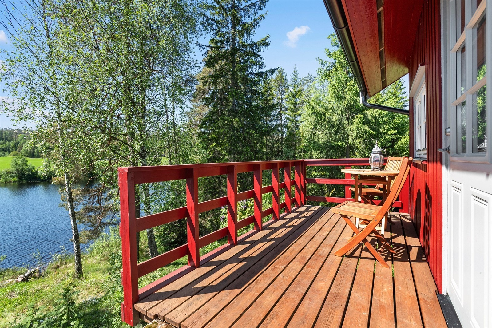 I tilknytning til inngangspartiet er det en terrasse på ca. 6 kvm. Terrassedøren med karm og ramme er fra 2018. Galleribilde