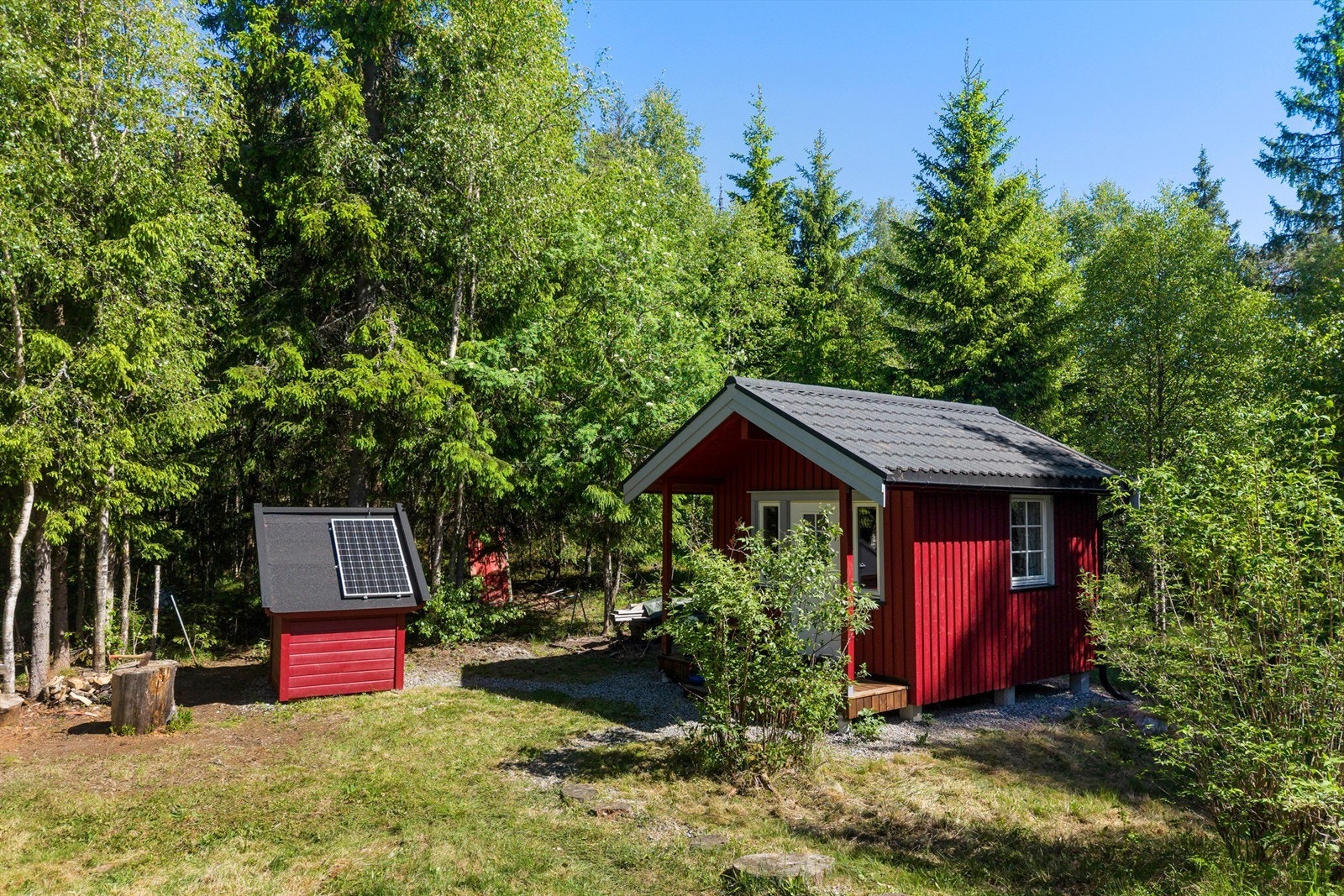 Eiendommen består av en hovedhytte, et separat anneks fra 2008 og en utebod,. Det er satt opp solcelleanlegg som gir strøm til annekset. Galleribilde