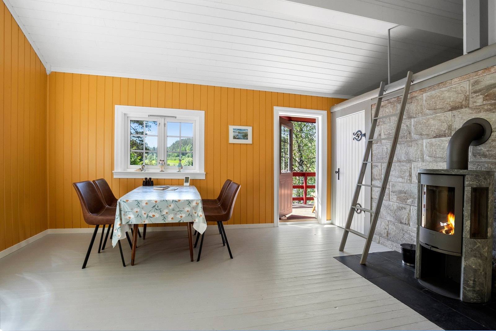 Fra stuen er det direkte utgang til en terrassen. Galleribilde