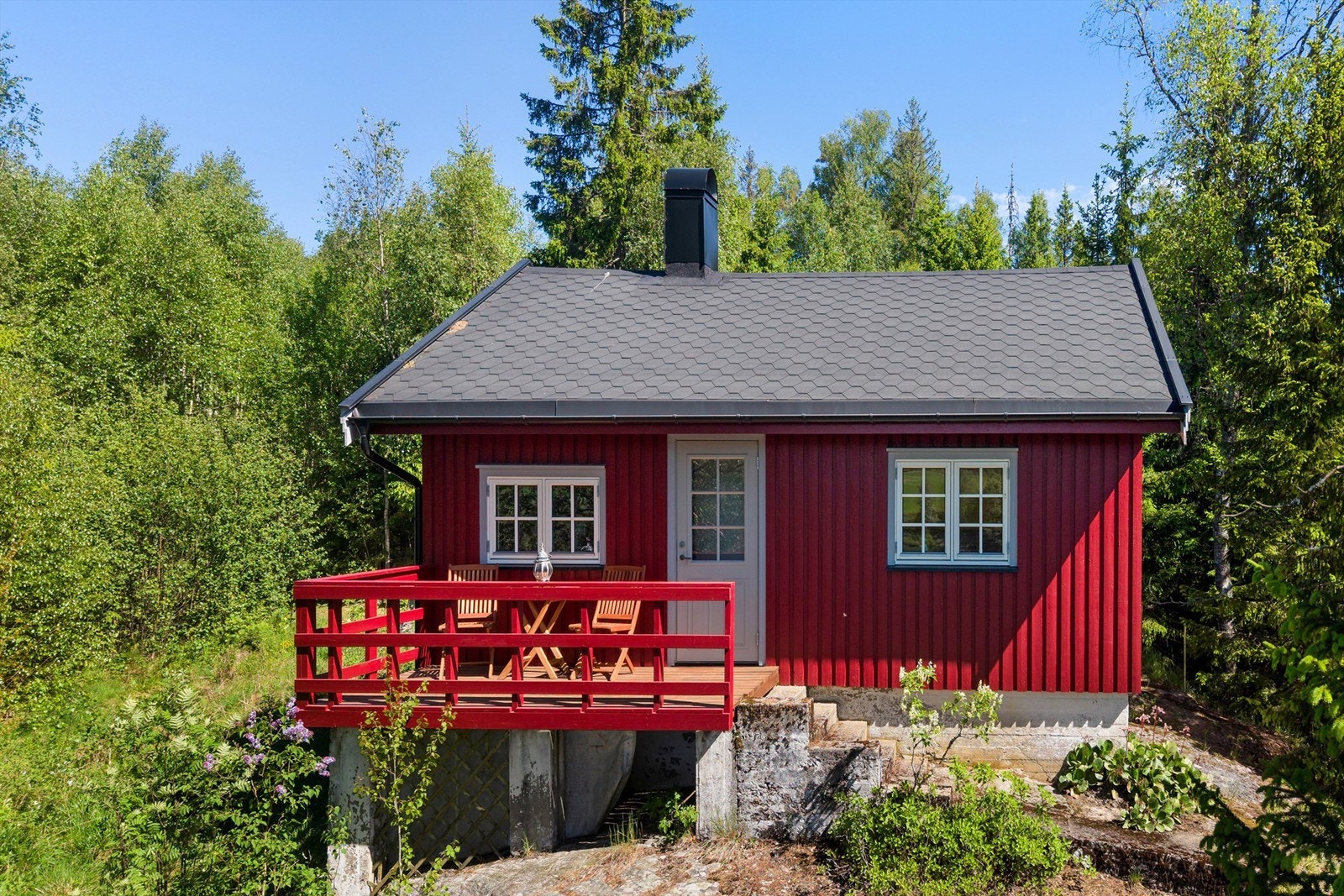 Terrassen utenfor stuen er bygget i betong- og trekonstruksjoner med rekkverk av tre. Galleribilde