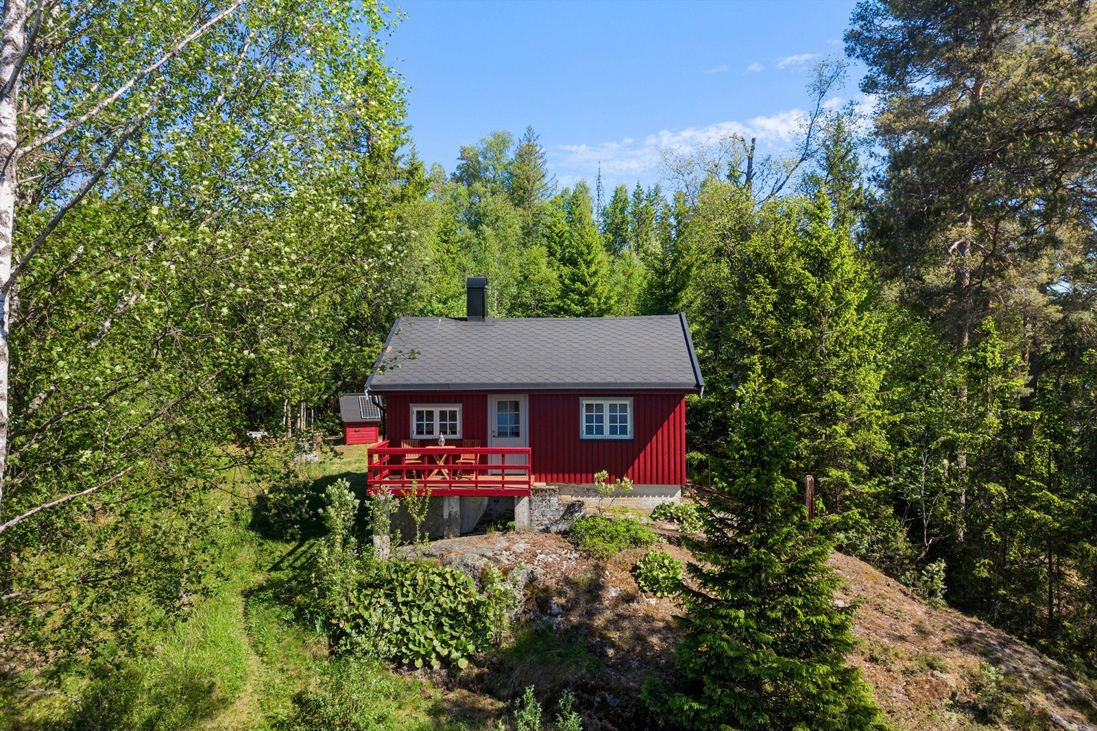 Her får du en høyt og fritt beliggende fritidseiendom, på en skrånende tomt nær vannet. Galleribilde