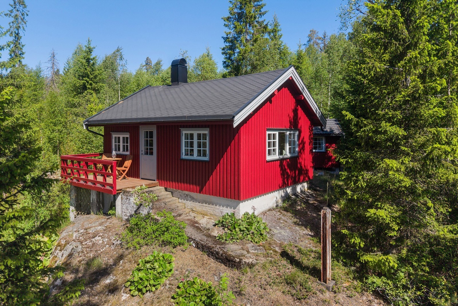 Yttertaket på hovedhytta er belagt med shingel fra 2001. Galleribilde