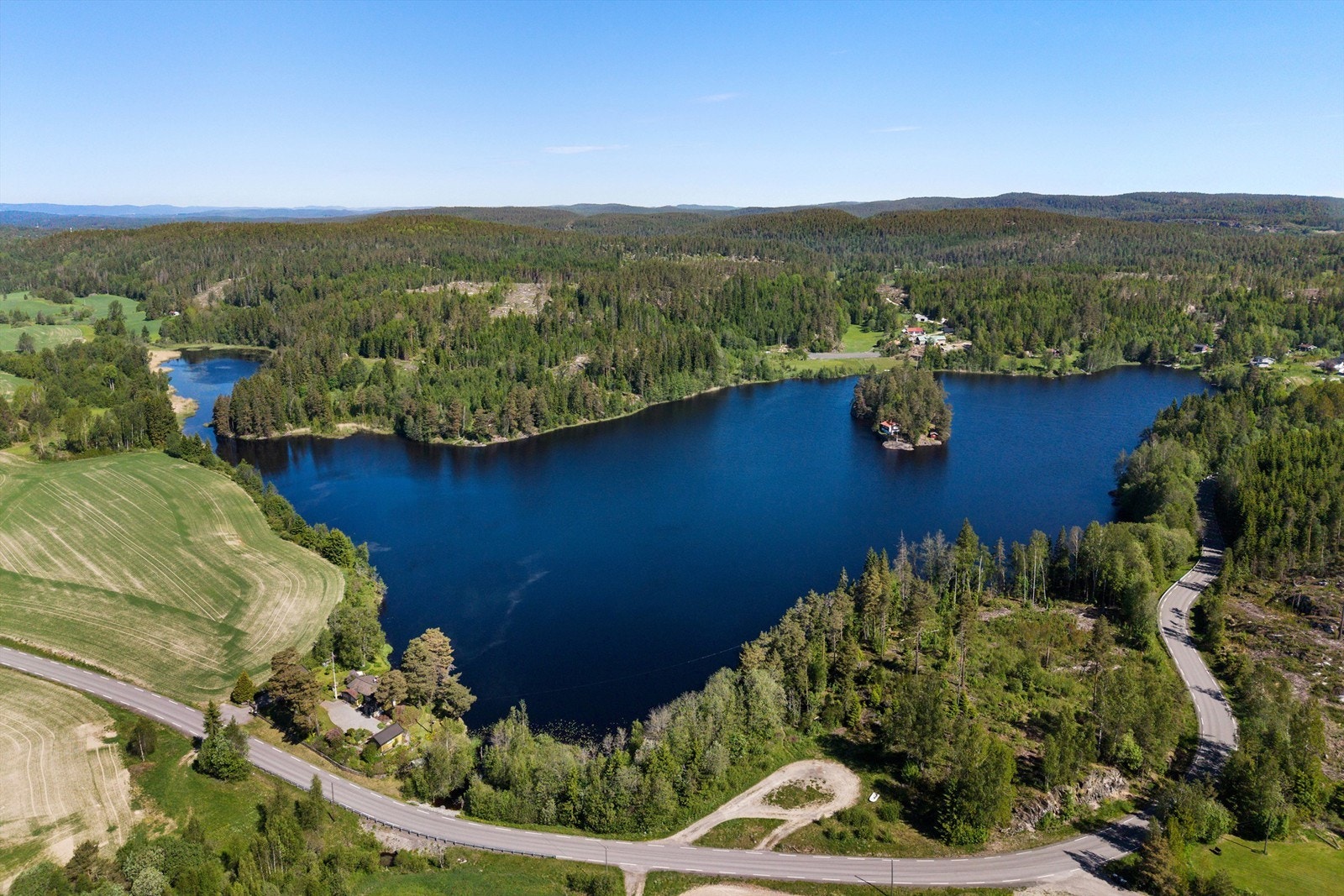 Nærområdet består av spredt bebyggelse, skog og landbruksområder. Galleribilde