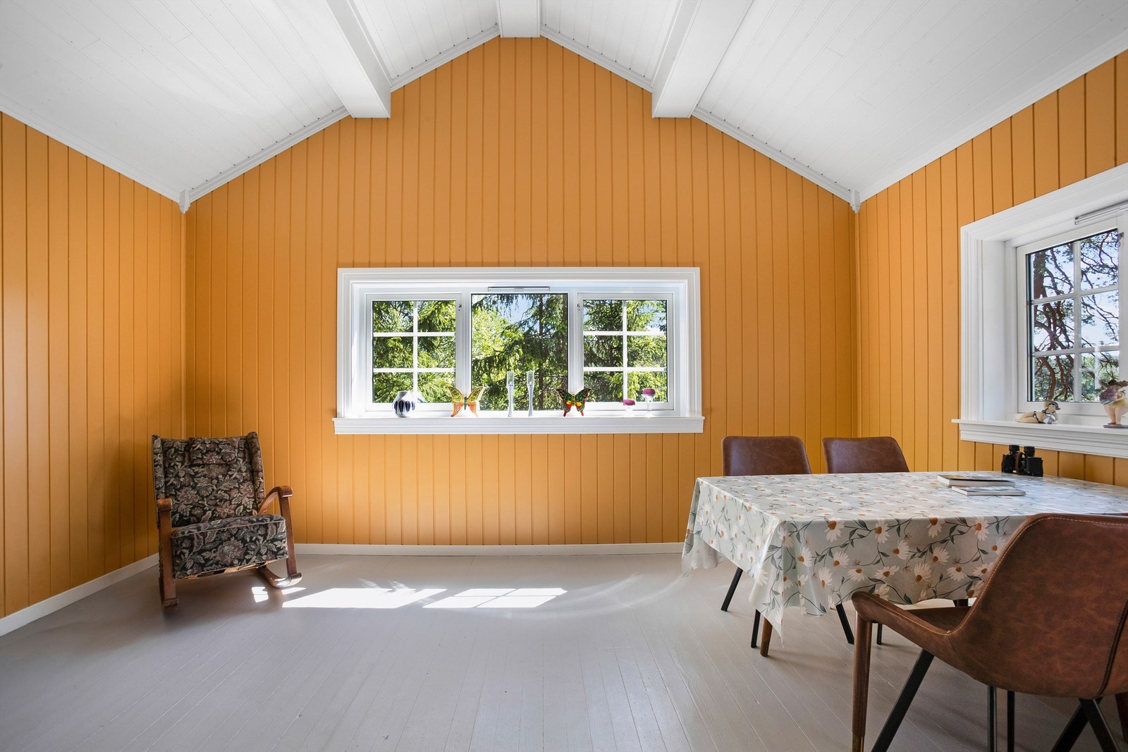 Overflatene i stuen består av heltre gulv, med malt panel på vegger og panelbord i himling. Galleribilde