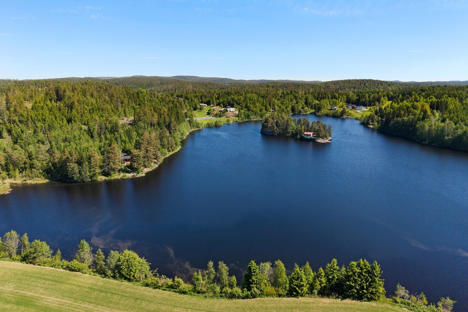 Omgitt av skog og vann på alle kanter. Galleribilde