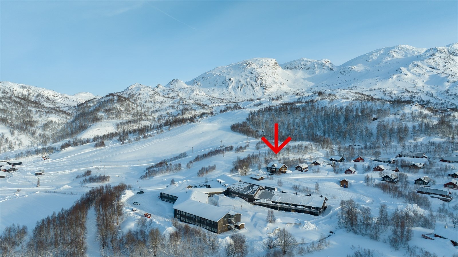 Pil på bolig som er revet. På denne tomten er det oppført et nytt bygg. Galleribilde