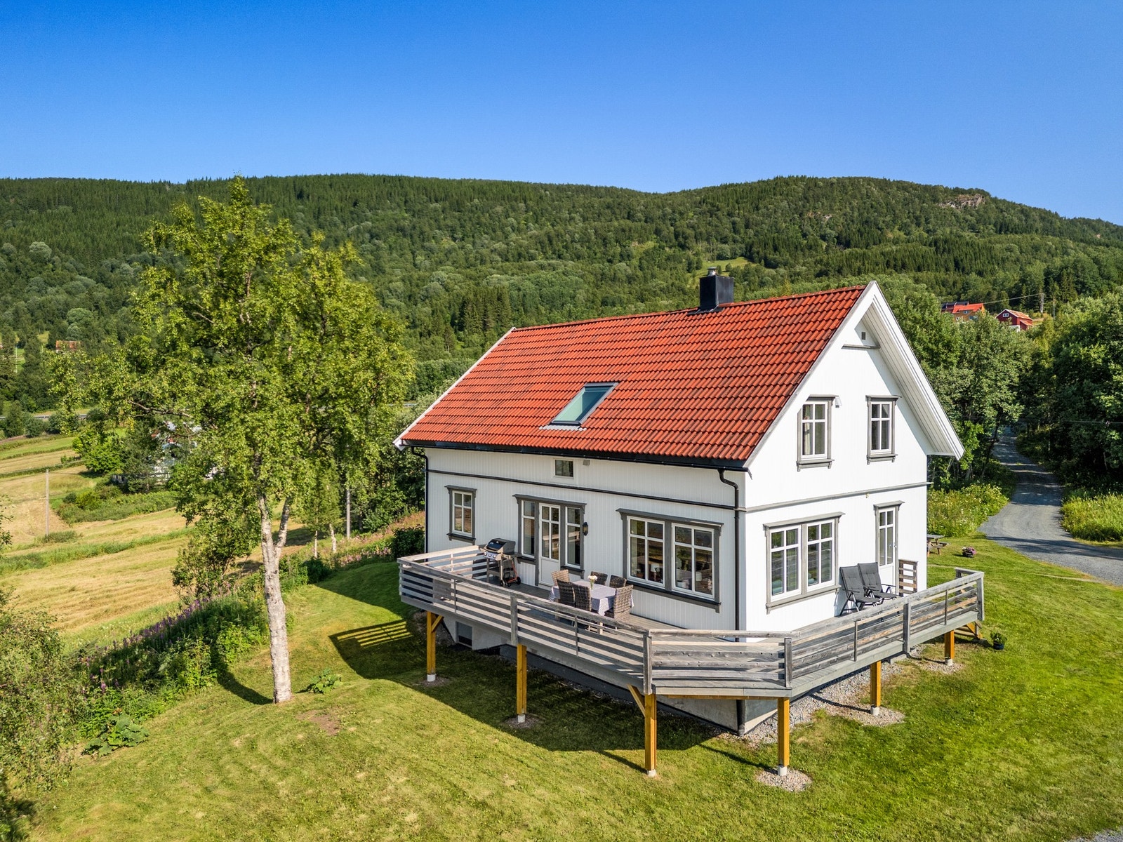 Solrik eiendom med masse boltreplass for barna, deg med grønne fingre og ikke minst for firbeinte Galleribilde