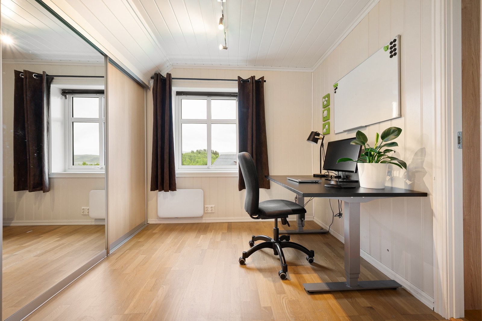 Kontor med stor garderobe på venstre side med skyvedører - et rom som fint kan benyttes som soverom og/eller annet Galleribilde