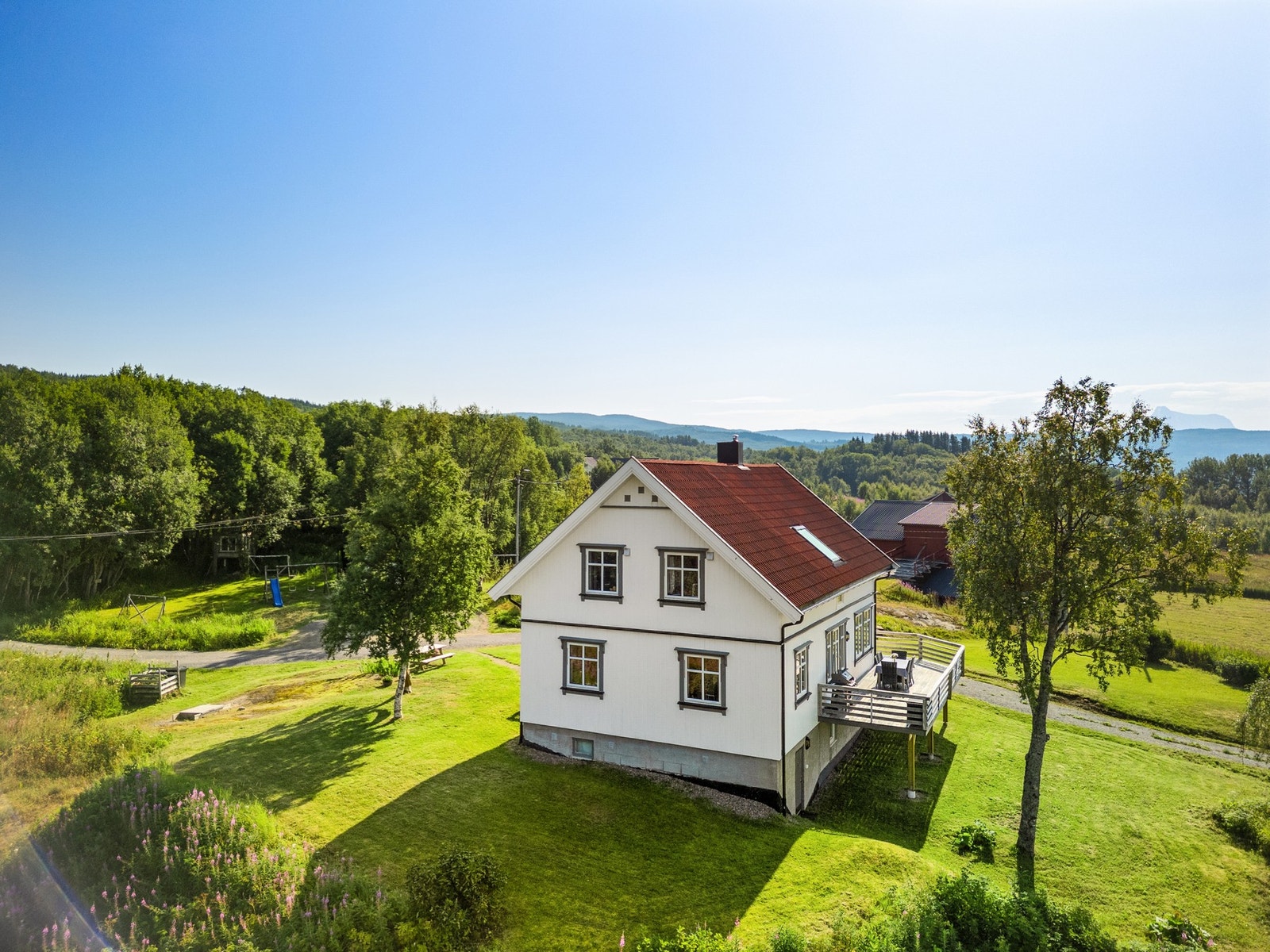 Med kostbare oppgraderinger utvendig de senere årene er boligen godt vedlikeholdt Galleribilde