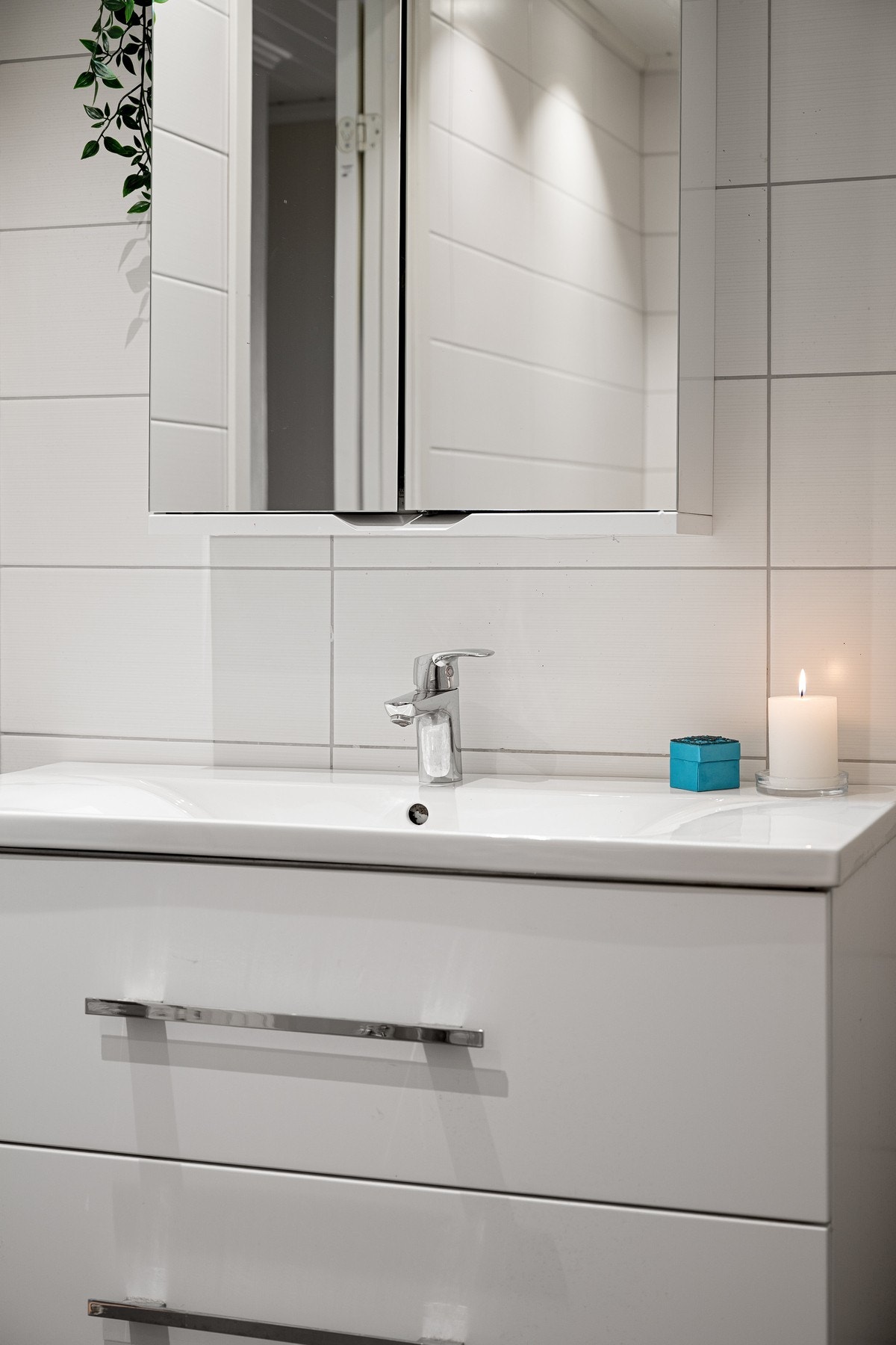 Vegghengt servantinnredning og speilskap for ekstra oppbevaring Galleribilde