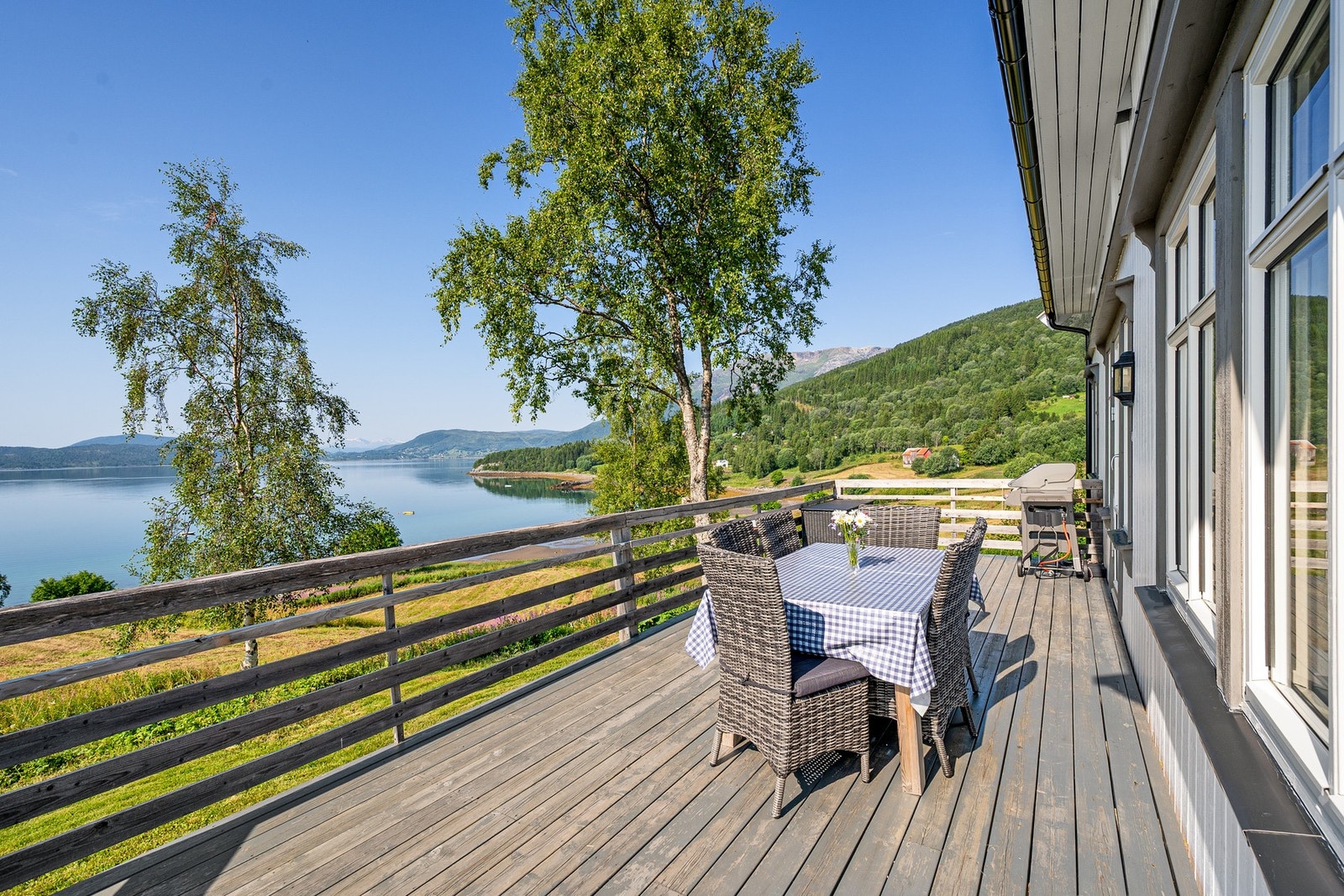 En fantastisk eiendom - solrikt, utsikt og omringet av vakker natur på alle kanter, her får man virkelig ro i sjela! Galleribilde