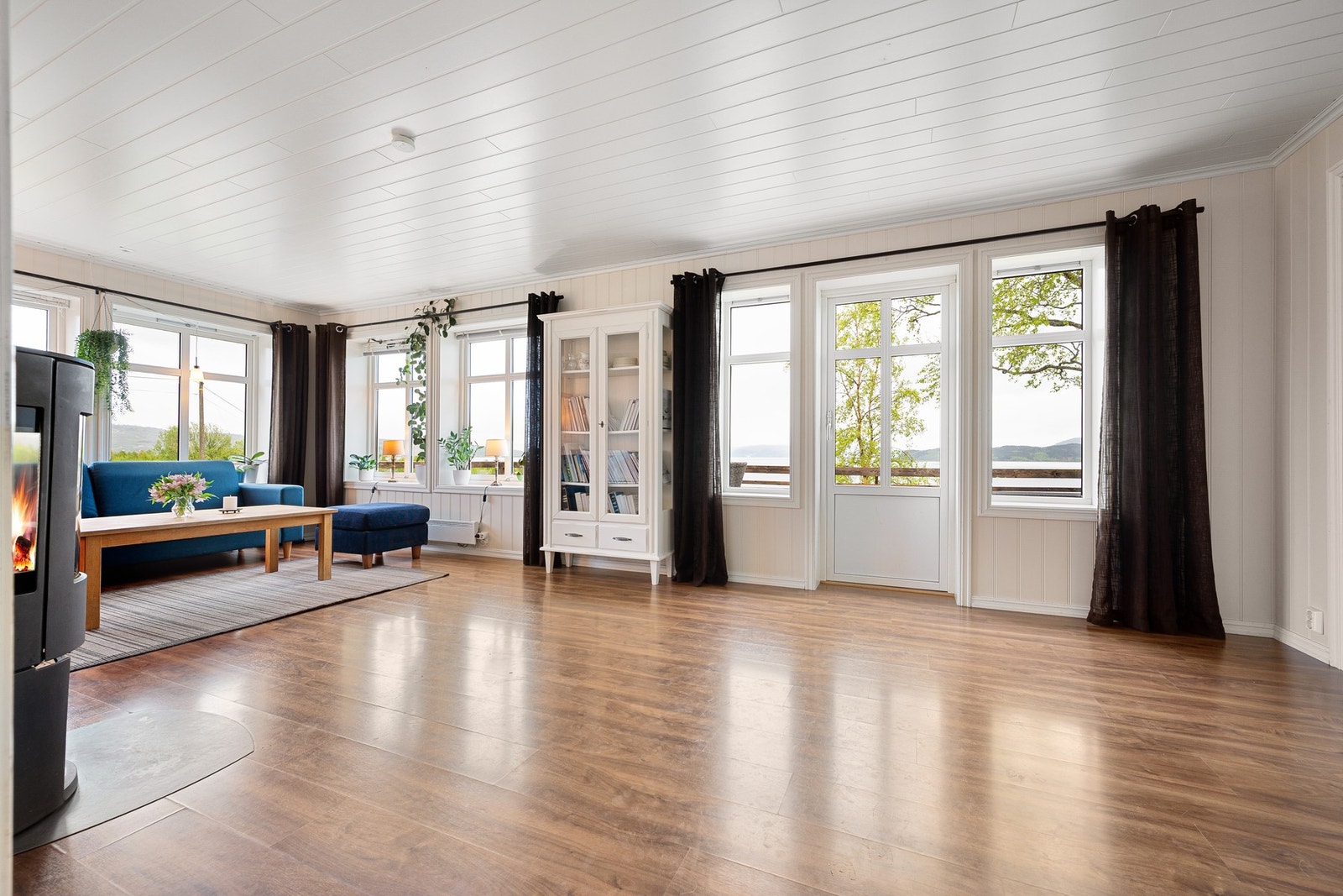 Etter tilbygg ble opprinnelig del av boligen rehabilitert i 2011 - ny kledning, taktekking, vinduer, dører, vindsperre, isolasjon og dampsperre Galleribilde