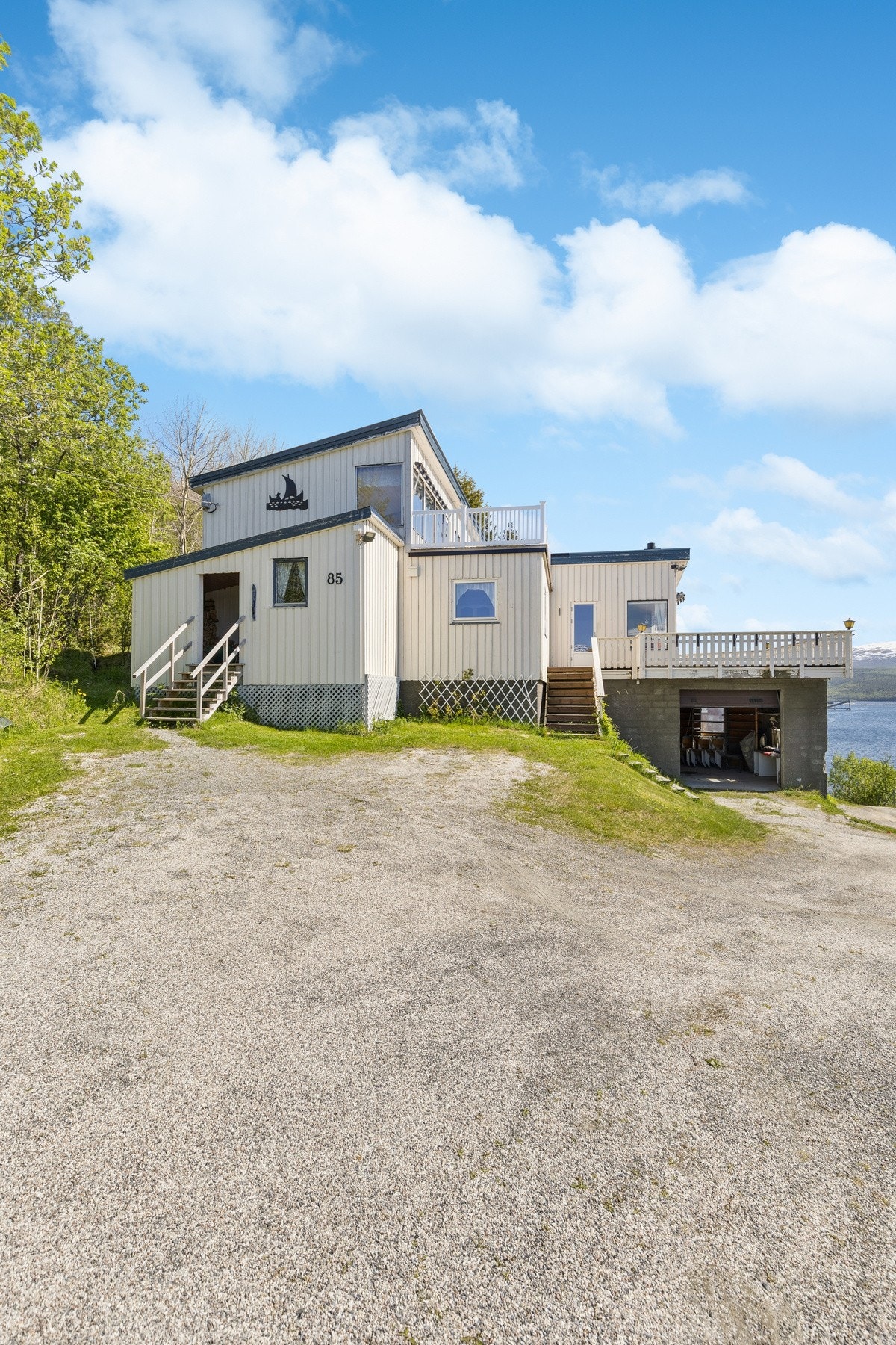 Eiendommen har adkomst via en romslig, gruset gårdsplass med gode parkeringsmuligheter. Galleribilde