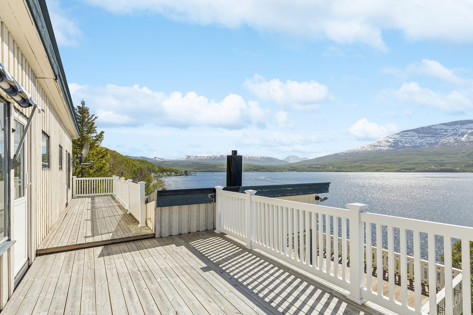 Den store terrassen gir rikelig med plass for utemøbler, grill og sosiale sammenkomster. Galleribilde