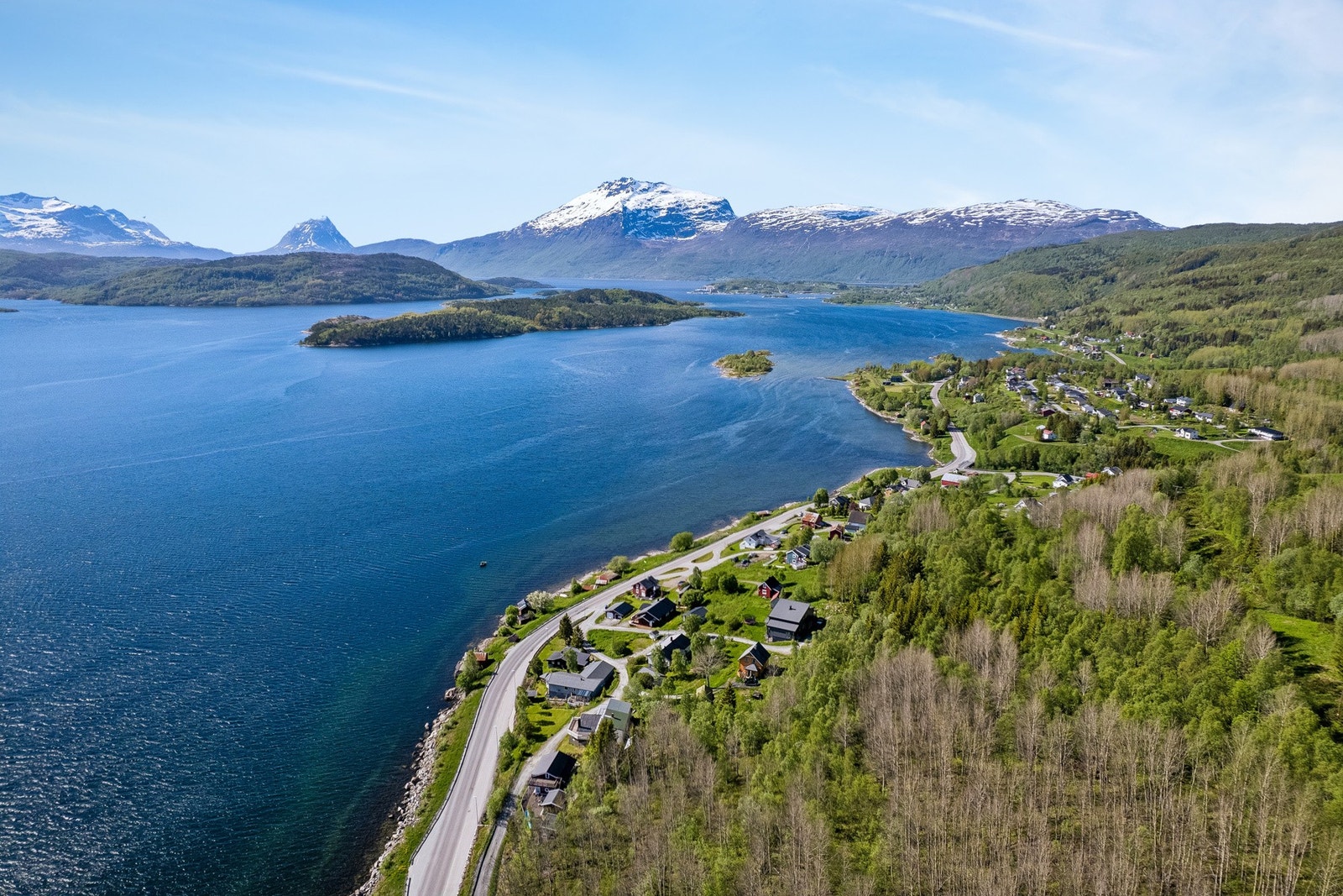 Oversiktsbilde som viser eiendommens flotte beliggenhet ved fjorden. Galleribilde