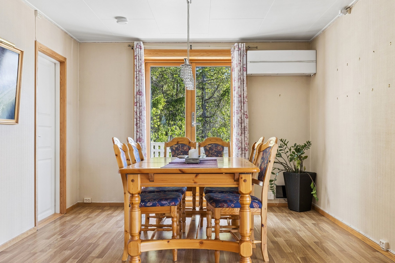 Fra spisestuen er det direkte utgang til en av boligens terrasser. Galleribilde