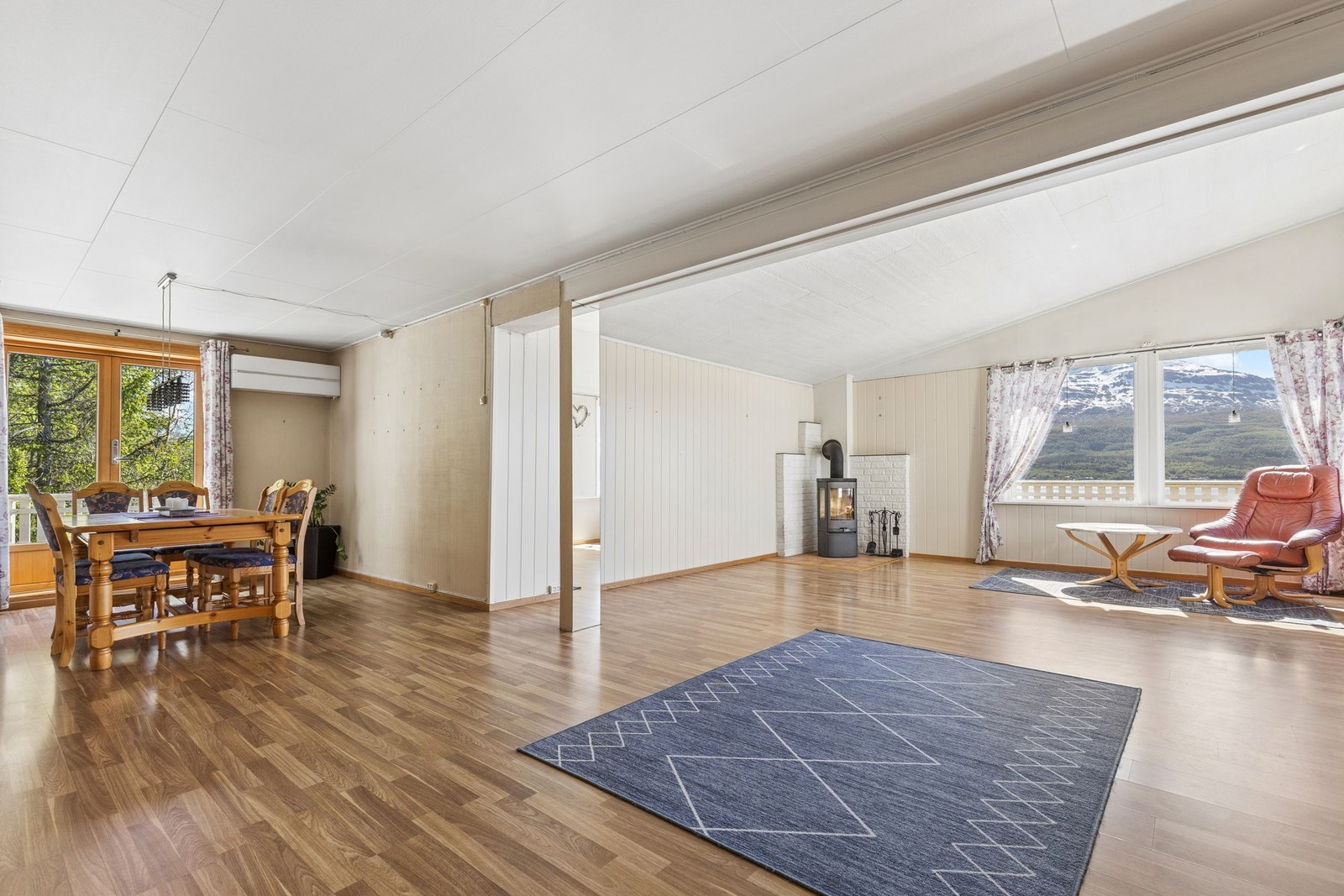 Stuen er romslig og har god plass til både en stor sofagruppe og en egen spisedel. Galleribilde