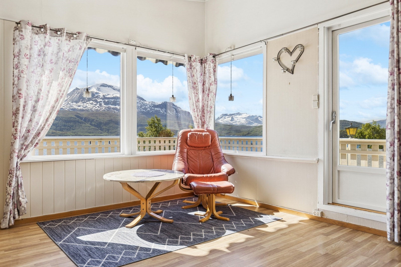 Store vindusflater slipper inn rikelig med dagslys og rammer inn den flotte utsikten. Galleribilde