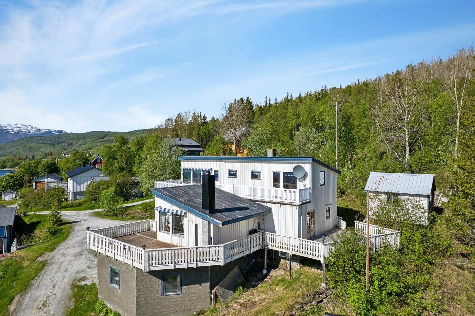 Enebolig over flere plan med store terrasser og egen garasje i underetasjen. Galleribilde