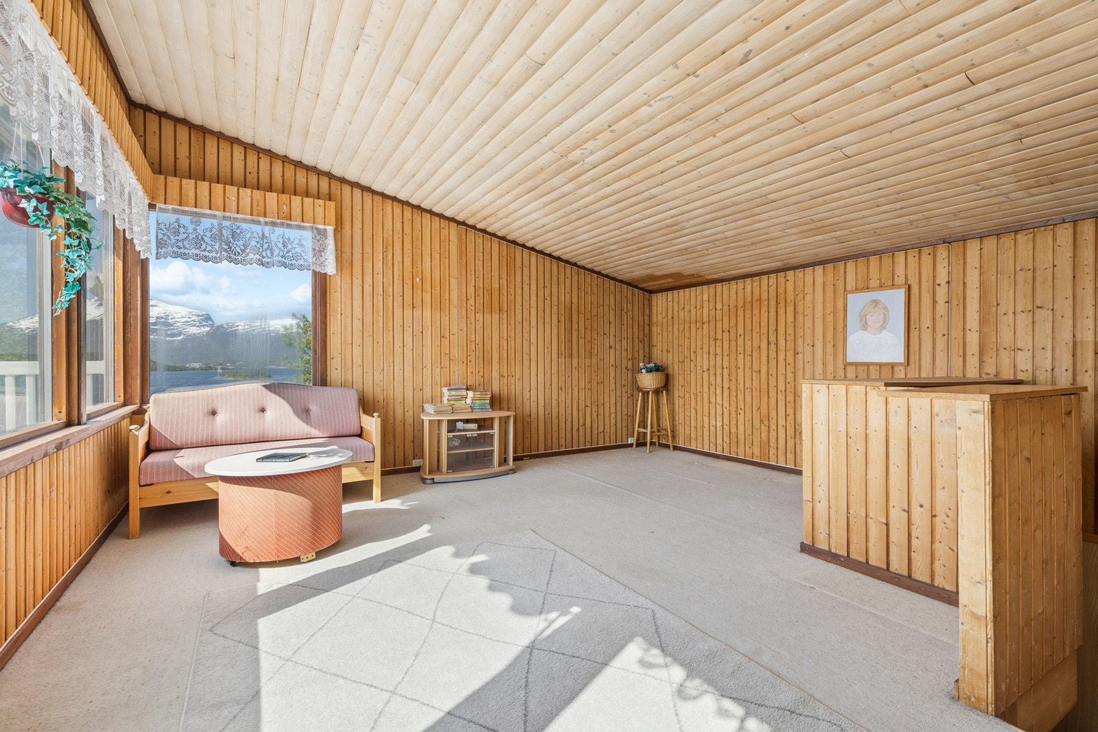 Den panelkledde loftstuen har også en praktisk, innebygget barløsning. Galleribilde