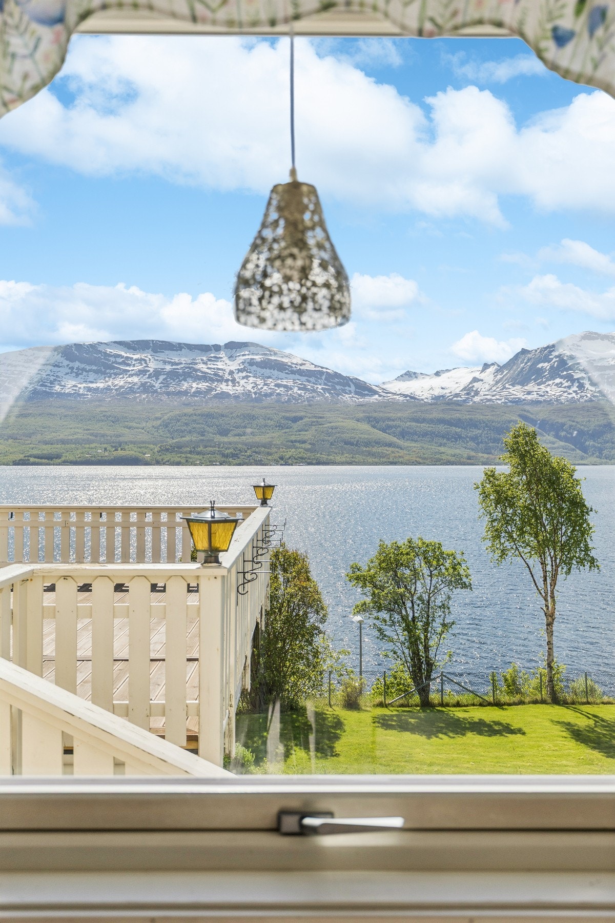 Selv fra kjøkkenvinduet kan du nyte den storslåtte utsikten mot fjorden. Galleribilde