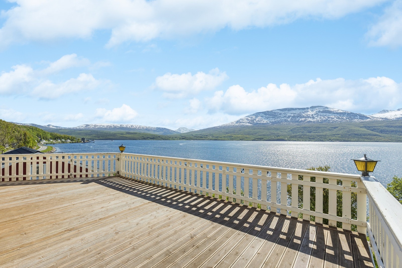 Fra den romslige, trelagte terrassen har du en åpen utsikt over fjorden og fjellene. Galleribilde