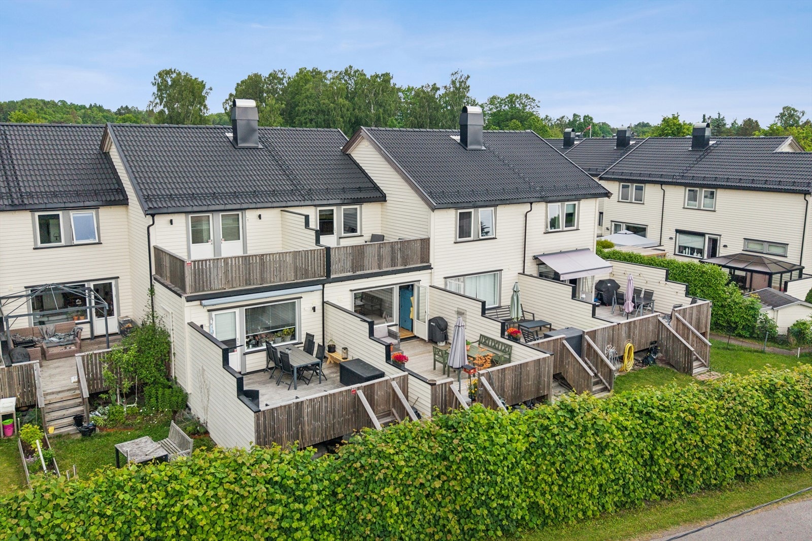 Det er flotte friluftsområder i nærområdet med skogen få meter fra ytterdøren. Kort vei til skole i alle alderstrinn og flere barnehager i nærheten. Galleribilde