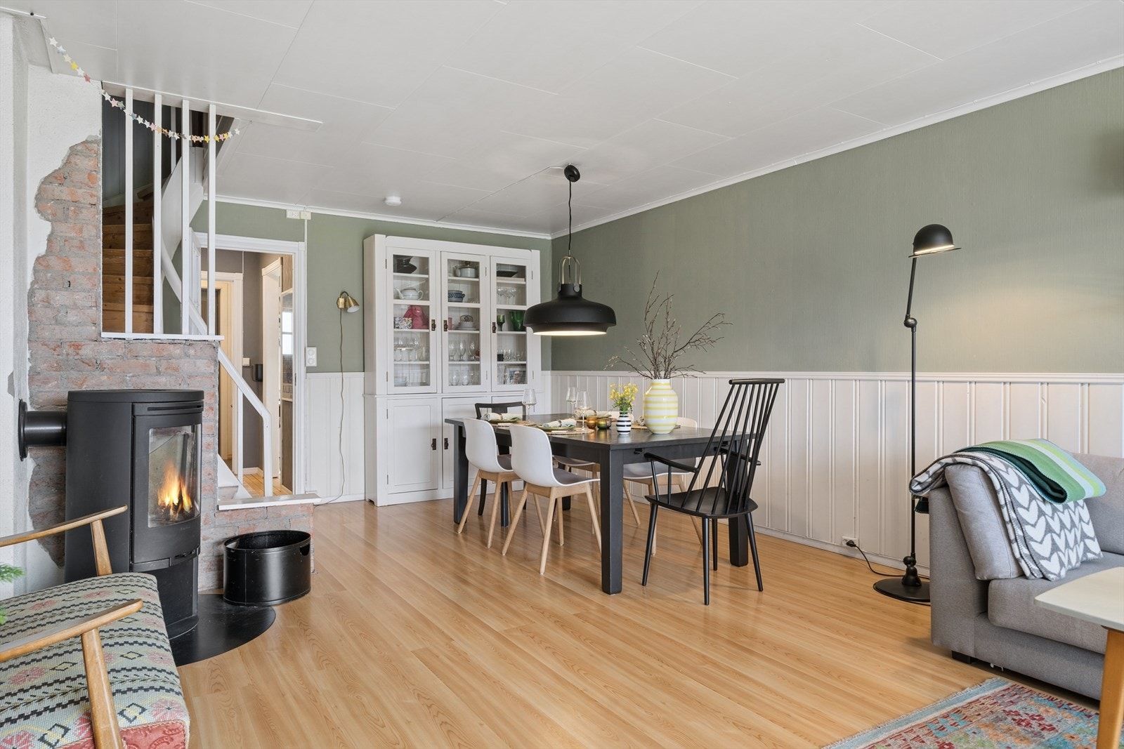 I 1. etasje er det entré/vindfang, hall med trapp (opp og ned), kjøkken og stue. Galleribilde