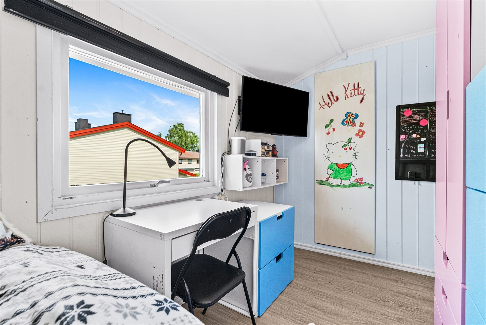 Godt med plass for både enkeltseng og leksepult. Galleribilde