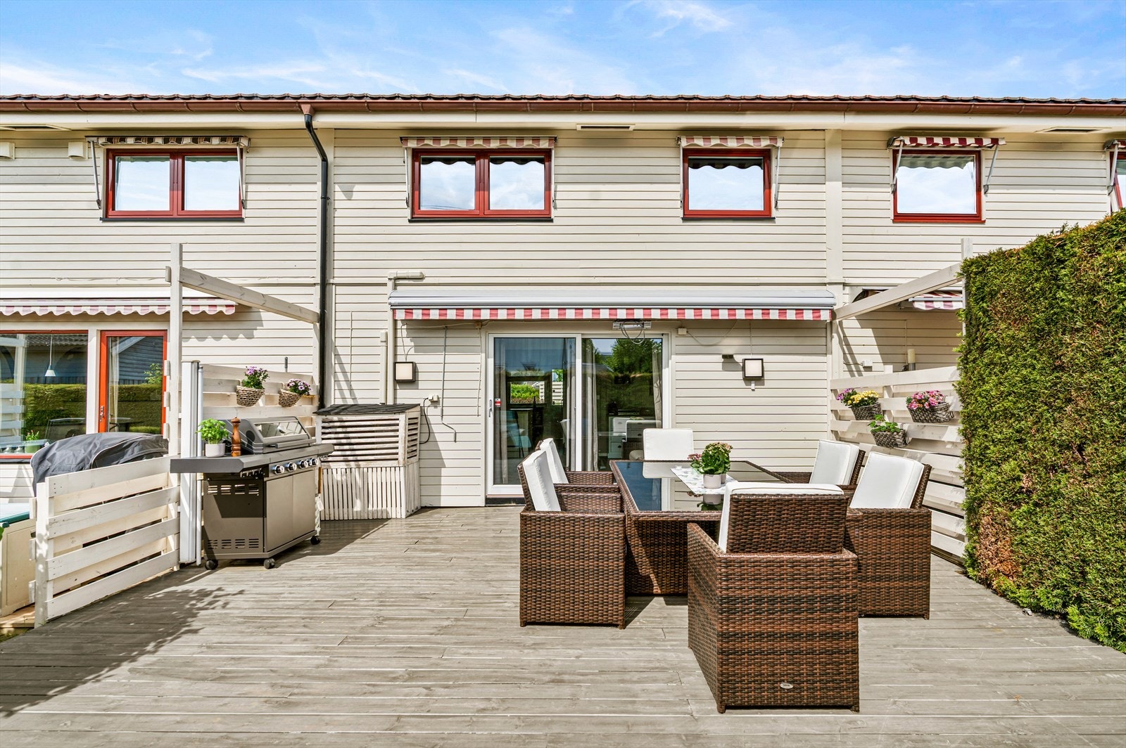I 2013 ble det bygd en terrasse på 19 kvm ved inngangen og en sydvendt terrasse på 40 kvm utenfor stuen, så her kan solen nytes hele dagen. Galleribilde