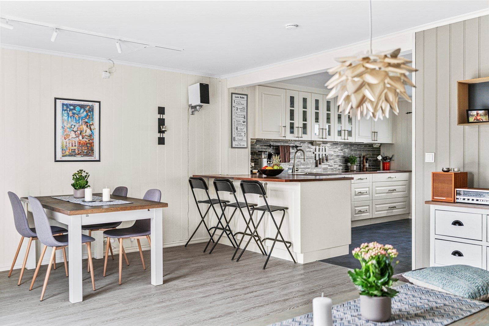 Stuen har god plass til både tv-lounge og spisebord. Galleribilde