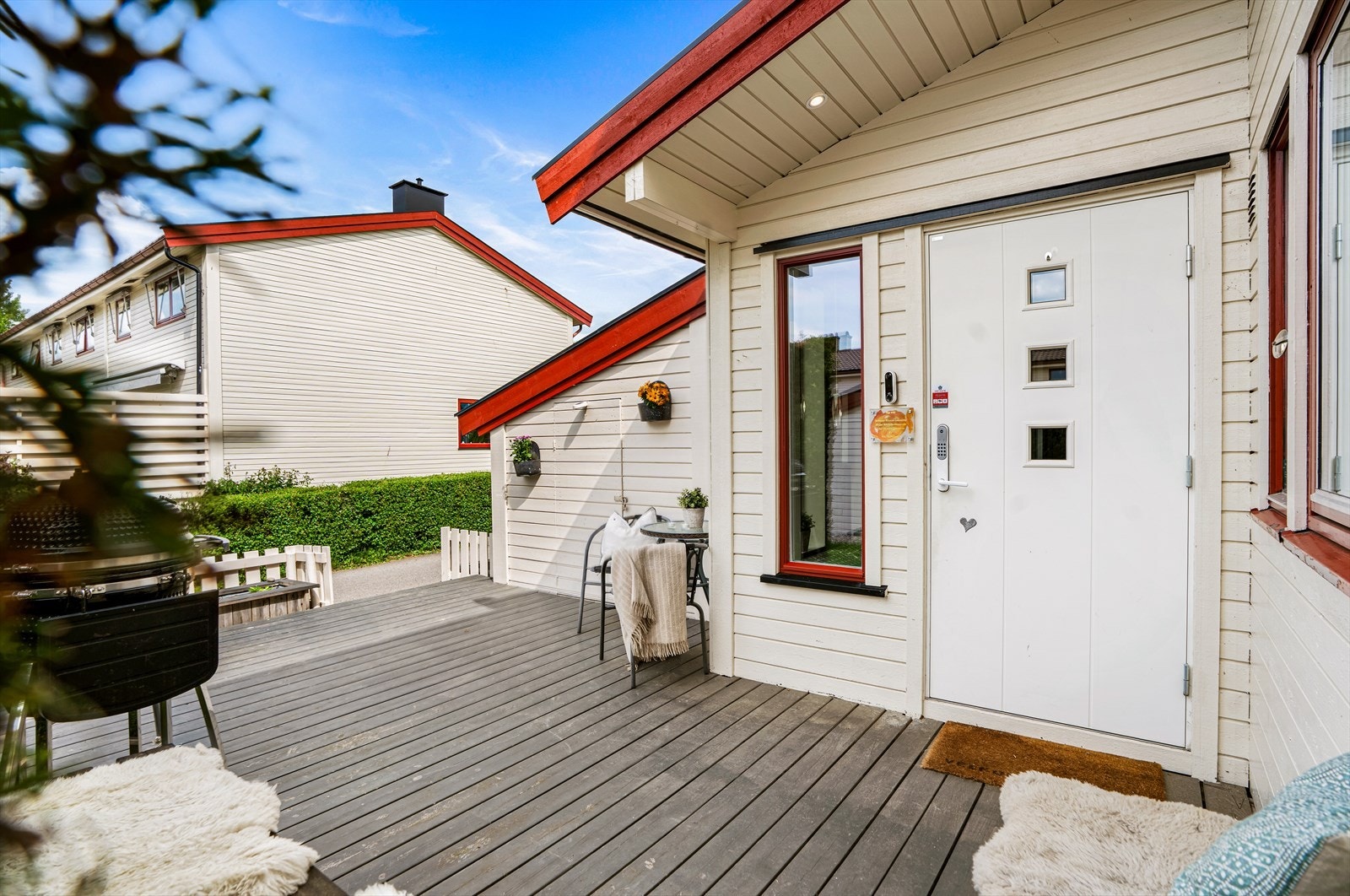Boligen har adkomst via ytterdør fra 2012 med kodelås, et ekstra pluss for barnefamilier. Galleribilde