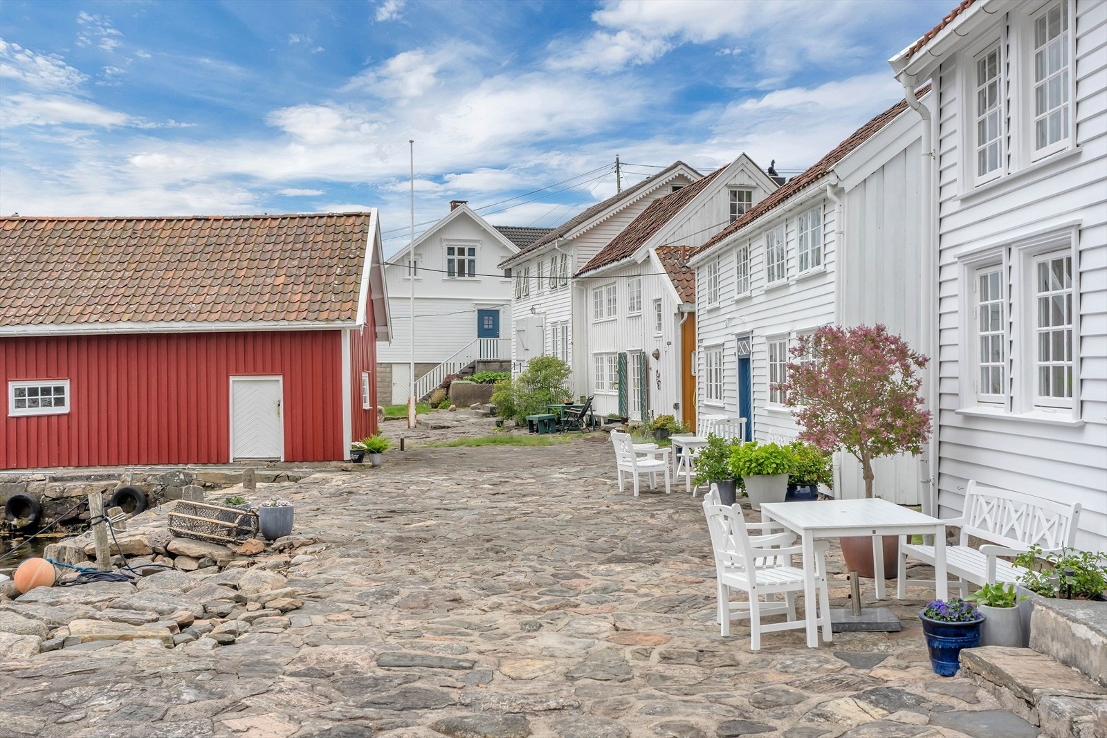 En spasertur langs kaia tar deg gjennom det sjarmerende miljøet med eldre trehusbebyggelse. Galleribilde