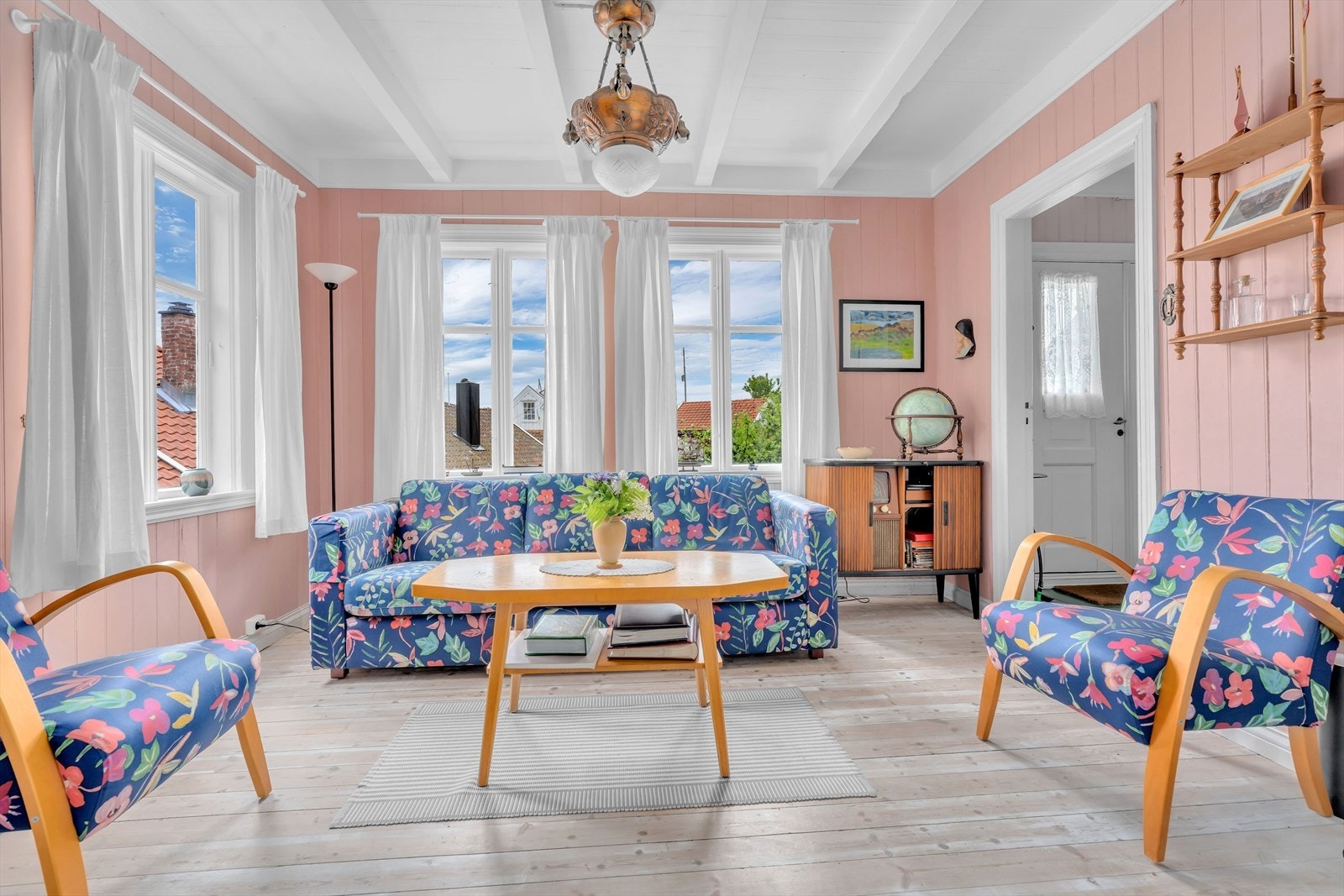 Den andre stuen gir ekstra fleksibilitet, med plass til en egen sofagruppe. Galleribilde