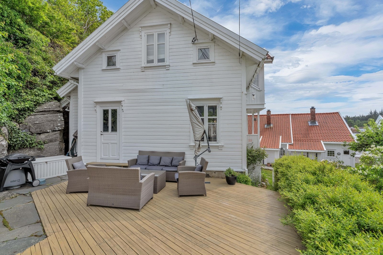 Eiendommen har store uteplasser, anlagt med plattinger av tre og skifer. Galleribilde
