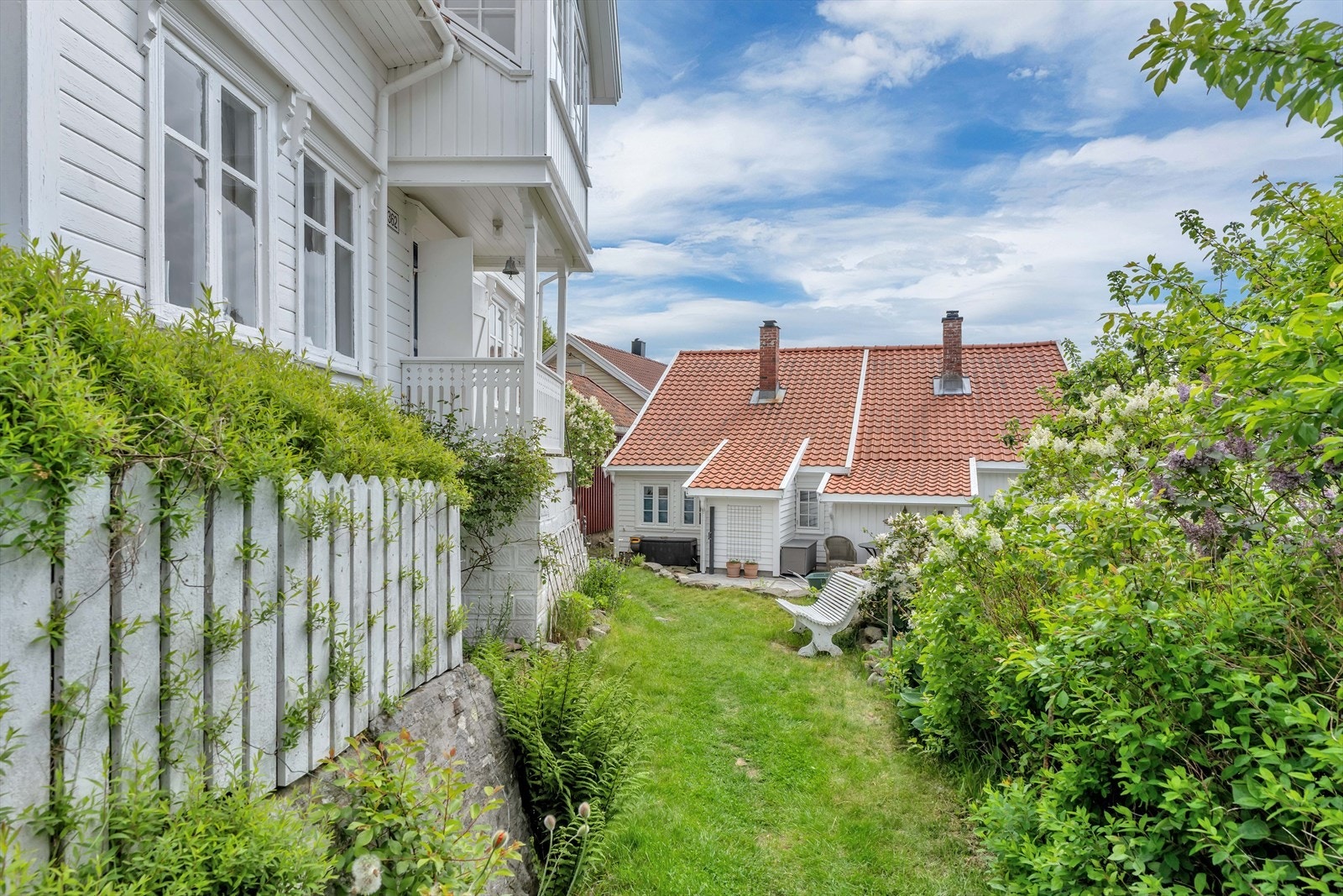Eiendommen ligger på en eiet tomt i et etablert og sjarmerende kystmiljø. Galleribilde