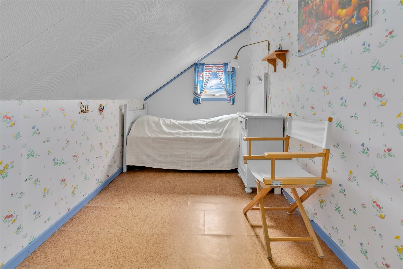 Innredet rom på loftet med soveplass. Rommet er registrert som kott og oppfyller ikke krav til varig opphold. Galleribilde