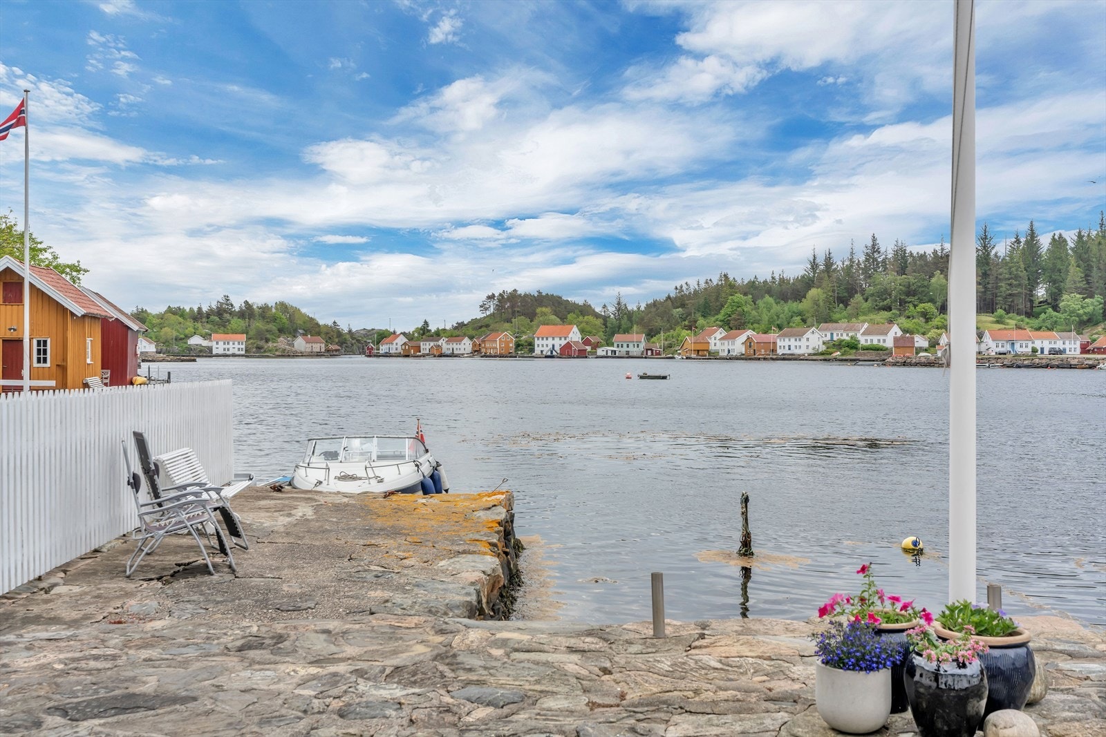 Her lever man i pakt med sjøen, med brygger og svaberg rett utenfor døren. Galleribilde