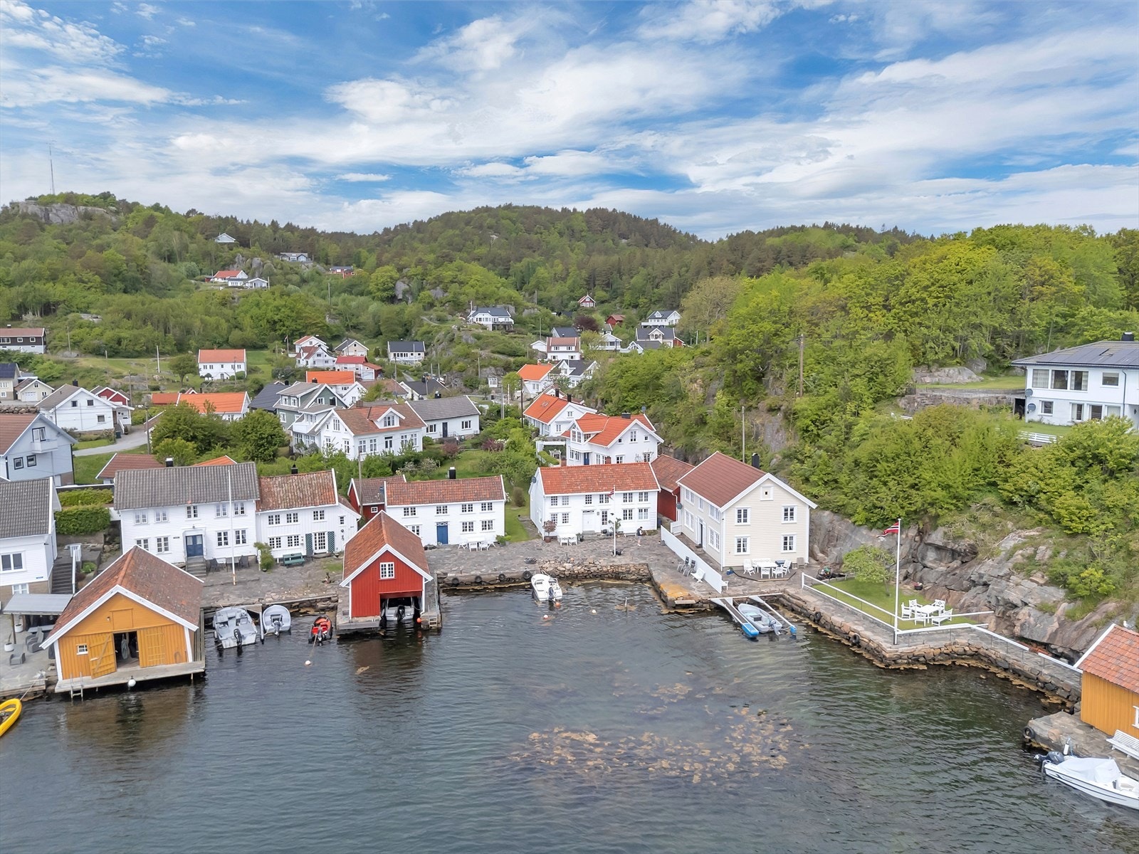 Det er kort vei til servicetilbud i Spangereid, kun en ti minutters kjøretur unna. Galleribilde