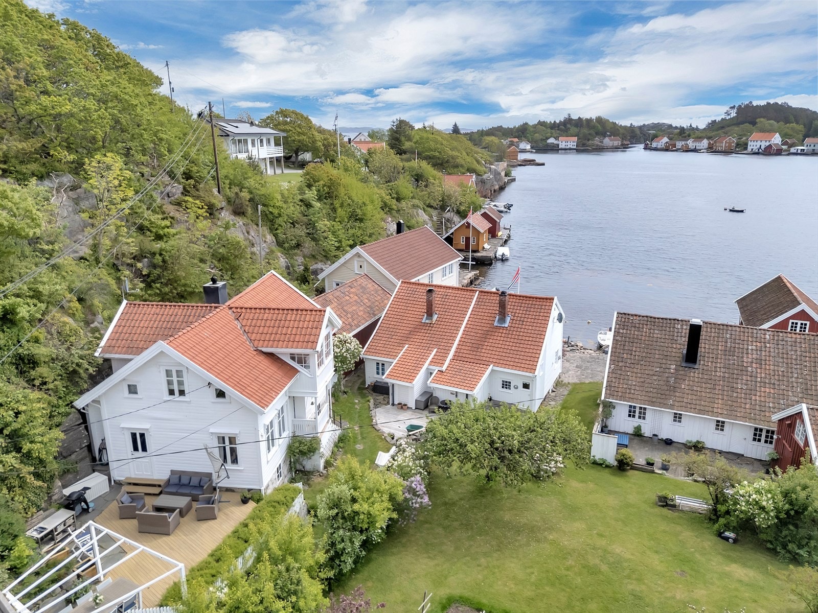 Eiendommen ligger i hjertet av Åvik, en av Sørlandets best bevarte uthavner, med sjøen og skjærgården rett utenfor døren. Galleribilde
