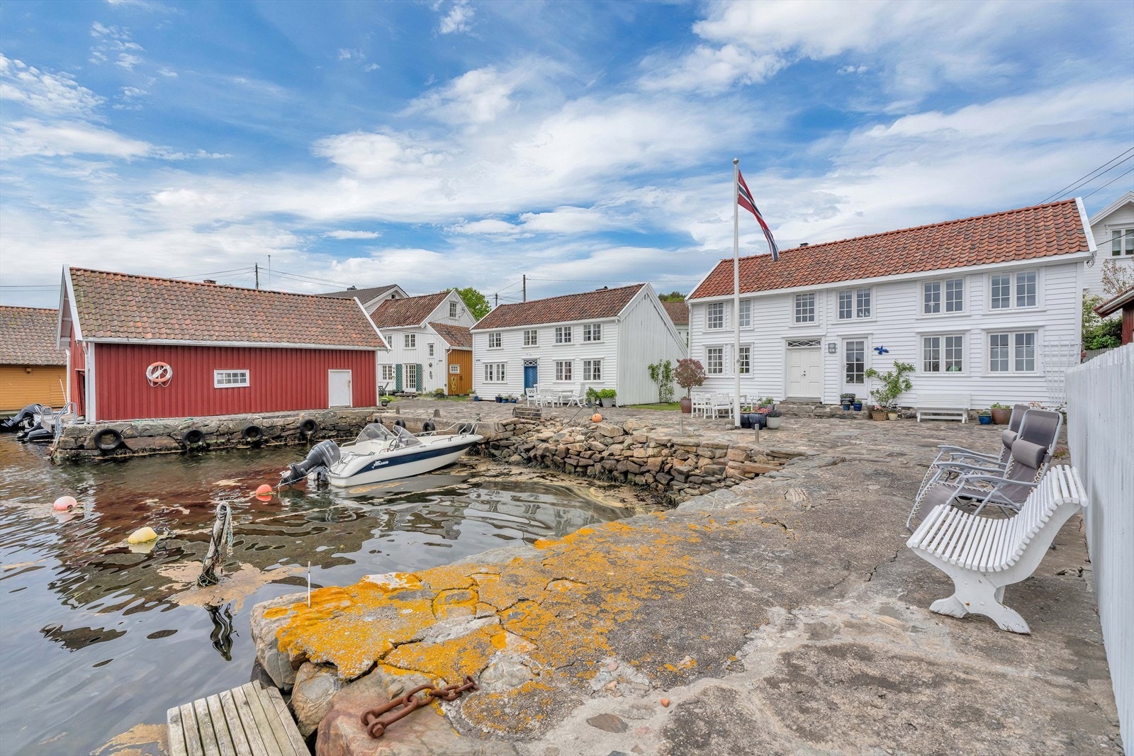 Skjærgården byr på utallige muligheter for båtturer, fiske og bading. Galleribilde