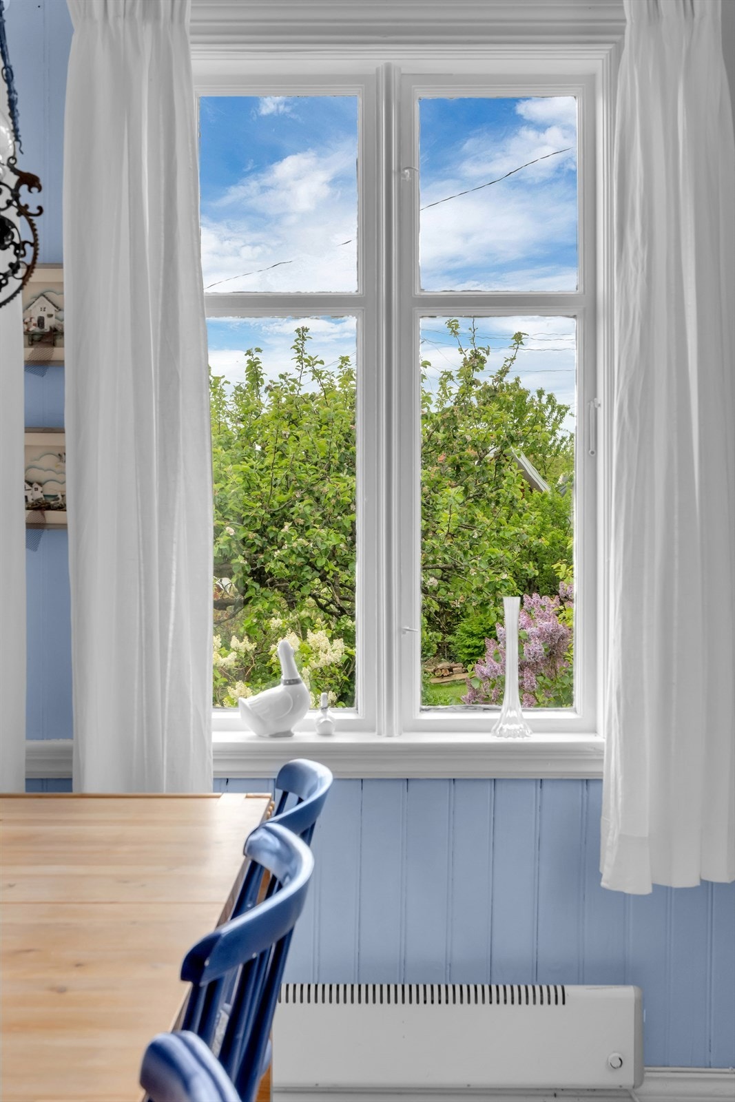 Vinduene er en blanding av trevinduer med enkelt glass, 2-lags glass og koblede glass. Galleribilde