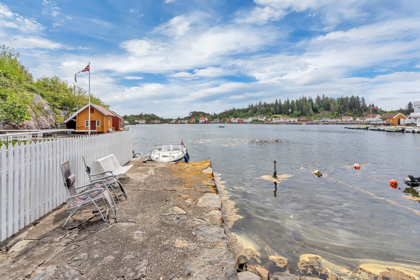 Nyt rolige dager ved sjøen i trygge og idylliske omgivelser. Galleribilde