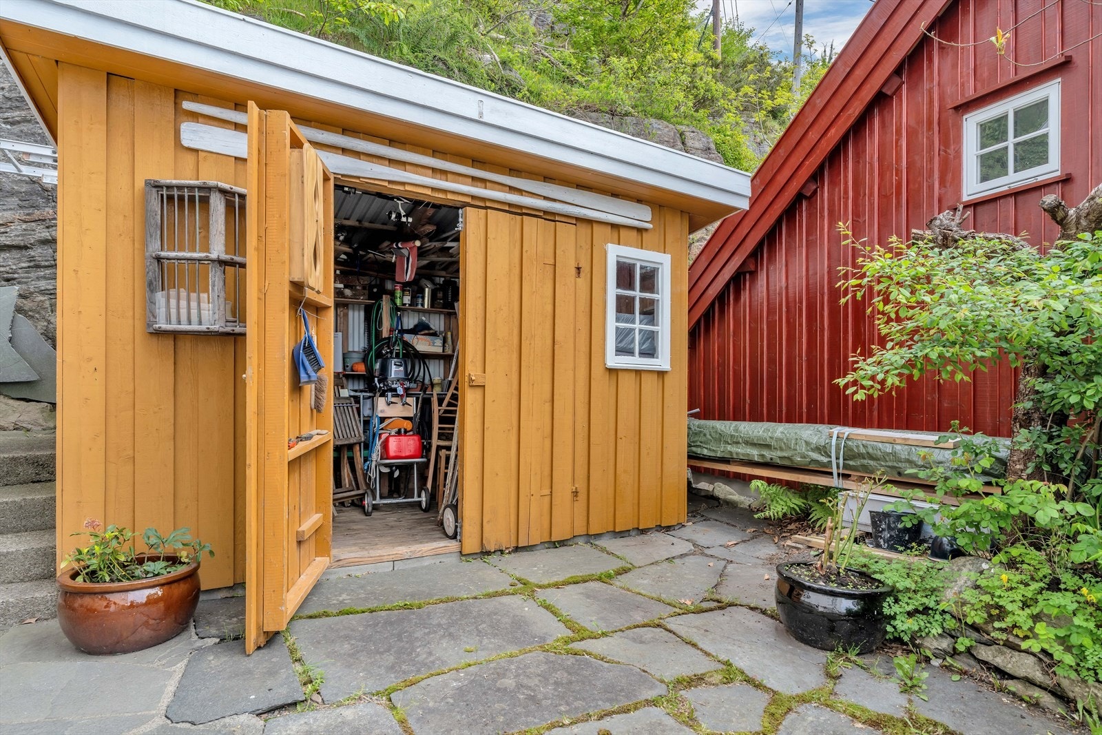 På eiendommen er det en frittstående bod på cirka 8 m² for ekstra lagringsplass. Det foreligger ingen tegninger eller godkjenninger for boden. Galleribilde