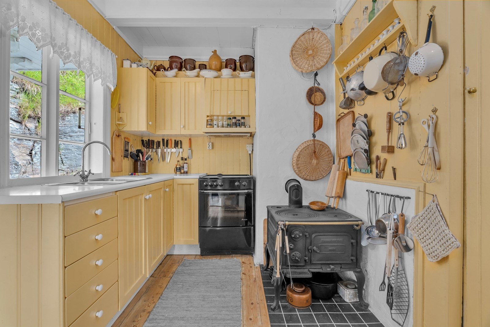 Innredningen har laminatbenkeplate, og rommet er utstyrt med kjøleskap, oppvaskmaskin og komfyr. Galleribilde