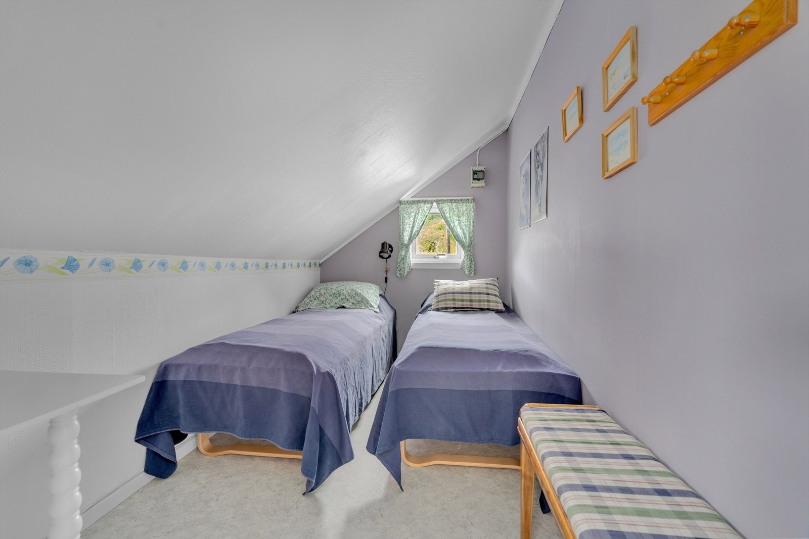Et av de innredede rommene under skråtaket, ideelt for gjester. Rommet er registrert som kott og oppfyller ikke krav til varig opphold. Galleribilde