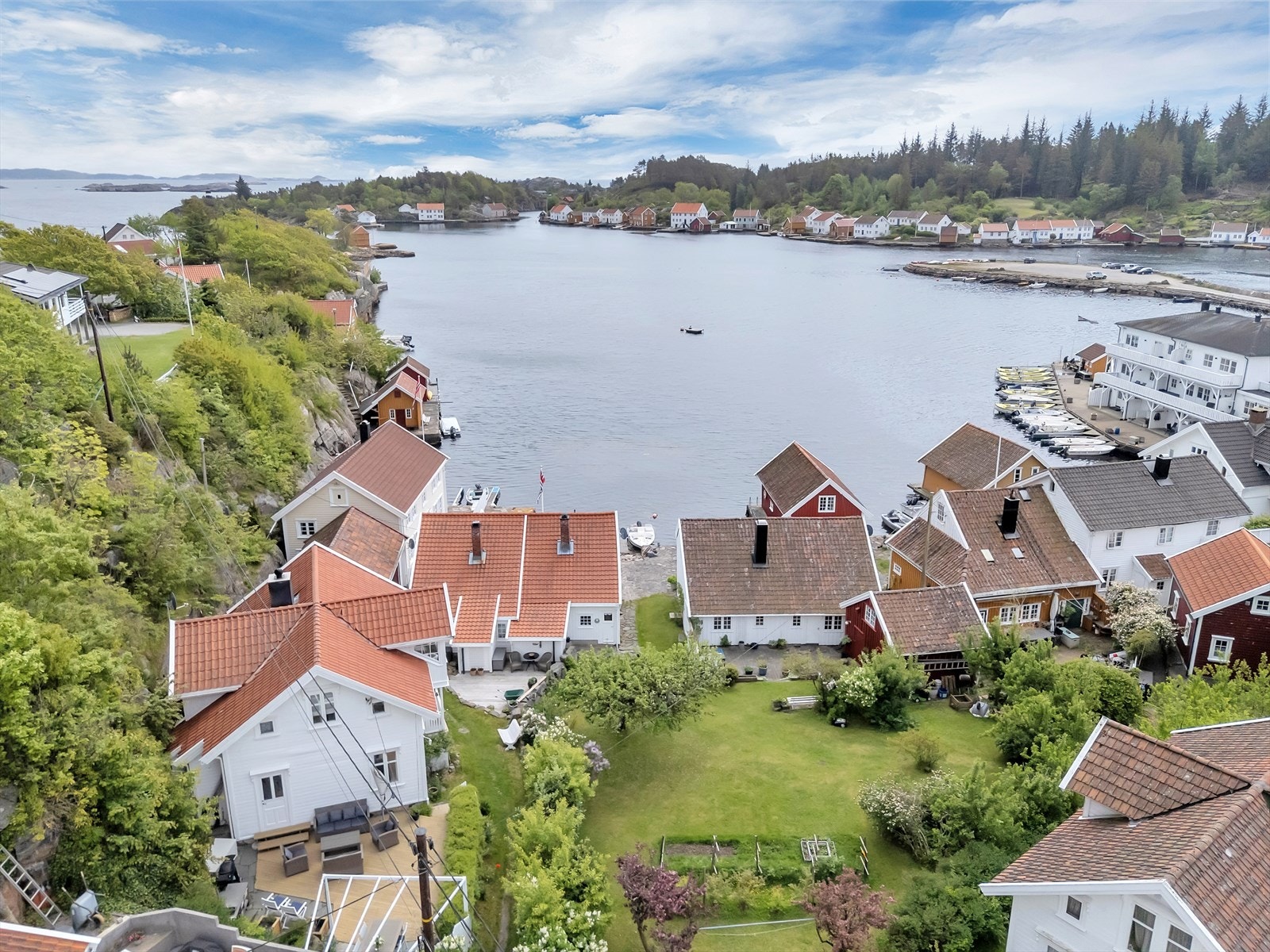 Eiendommen ligger fint til i terrenget, med utsikt over Åvik og innseilingen. Galleribilde
