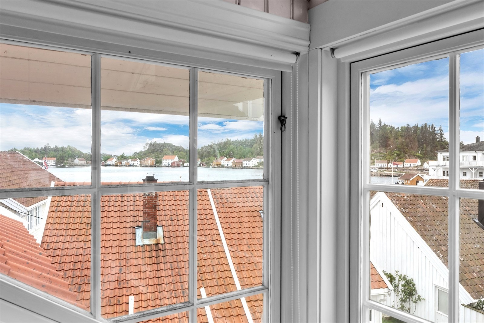 Fra flere av vinduene kan man følge med på båtlivet og årstidenes skiftninger. Galleribilde