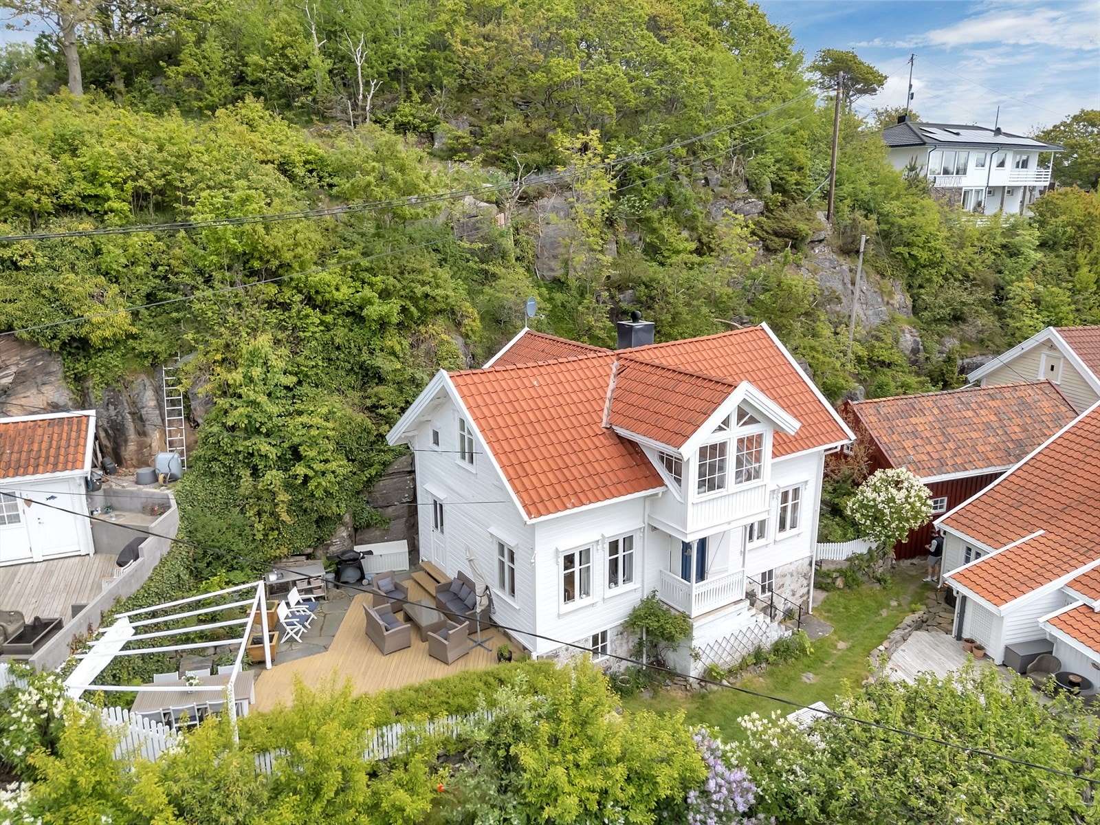 Taket er tekket med tegltakstein og ble skiftet i 1996. Galleribilde